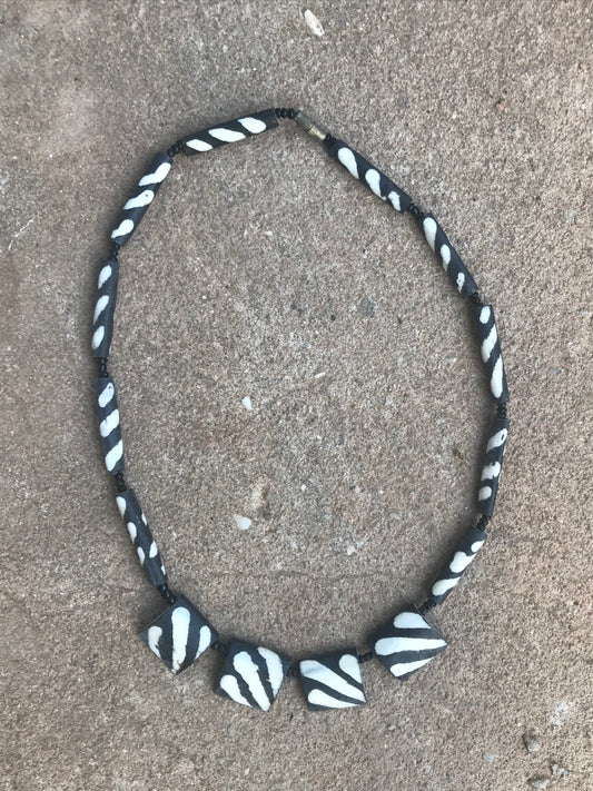 Horn ohne Hals / Zebra